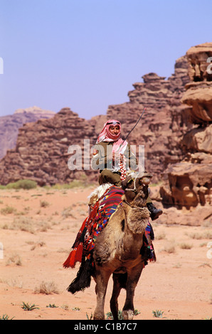 La Jordanie, Wadi Rum, la patrouille de police ou de chameau Corp du désert sur leurs dromadaires Banque D'Images