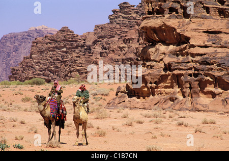 La Jordanie, Wadi Rum, la patrouille de police ou de chameau Corp du désert sur leurs dromadaires Banque D'Images