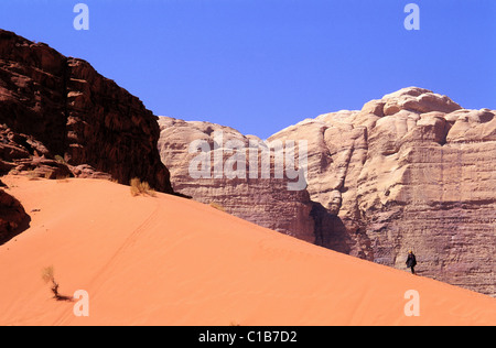 La Jordanie, Wadi Rum, découvrir les sensations du désert sur une dune de sable rouge Banque D'Images