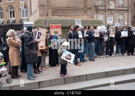 Les manifestants contre le régime du Colonel Kadhafi lors d'une manifestation en mars 2011 Newcastle Banque D'Images