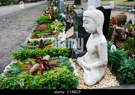 Statue de Bouddha sur tombe, cimetière de Friedrichshain-Kreuzberg, Berlin, Germany, Europe Banque D'Images