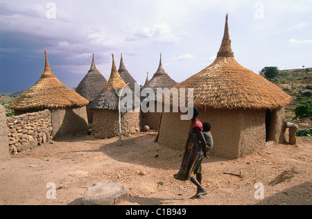 Cameroun, village de Podoko, constitué de huttes du fumier de bovins avec des toits en chaume. Banque D'Images