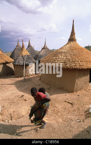 Cameroun, village de Podoko, constitué de huttes du fumier de bovins avec des toits en chaume. Banque D'Images