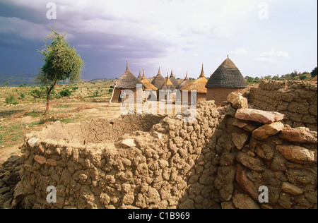 Cameroun, village de Podoko, constitué de huttes du fumier de bovins avec des toits en chaume. Banque D'Images