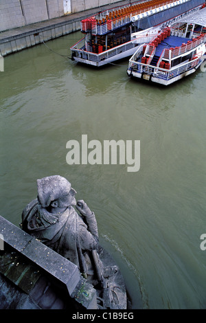 France Paris bords de Seine River inscrite au Patrimoine Mondial de l'UNESCO Zouave statue du pont de l'Alma et bateaux sur la rivière Banque D'Images