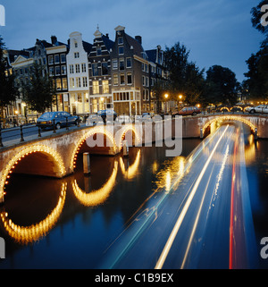 Amsterdam, ponts-canaux illuminés la nuit, la Hollande, les Pays-Bas Banque D'Images