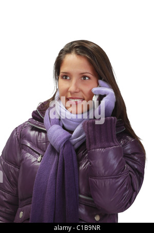 Jeune femme portant des vêtements d'hiver en utilisant un téléphone mobile,isolé sur un fond blanc. Banque D'Images