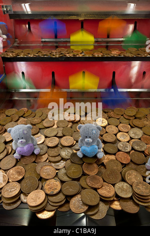 Pièces de monnaie dans les machines de jeu à Whitby dans le Yorkshire du Nord Banque D'Images