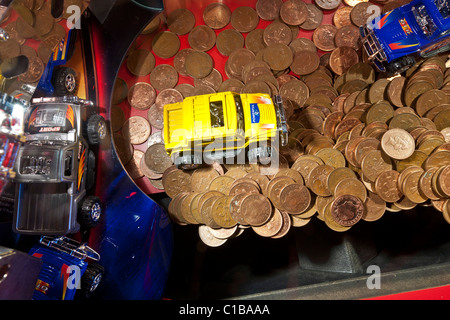 Pièces de monnaie dans les machines de jeu à Whitby dans le Yorkshire du Nord Banque D'Images