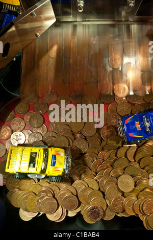 Pièces de monnaie dans les machines de jeu à Whitby dans le Yorkshire du Nord Banque D'Images