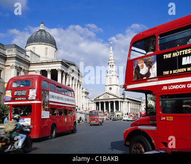 Les bus rouges, National Gallery et St Martins dans l'église de champs, Trafalgar Square, London, England, UK, FR Banque D'Images