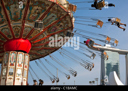 Manège Avec Marina Bay Sands dans l'arrière-plan. Marina Bay, Singapour. Banque D'Images