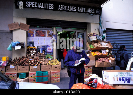 France, Paris, marché africain dans la rue Dejean dans le quartier Goutte d'Or Banque D'Images