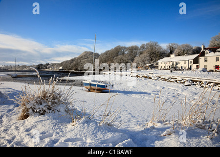 Quai rouge Bay (Traeth Coch), l'île d'Anglesey, dans le Nord du Pays de Galles, Royaume-Uni, Angleterre. Scène de neige sur la côte en hiver Banque D'Images