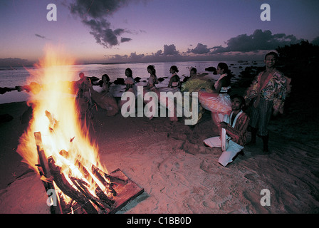 L'Ile Maurice), les femmes danser le Sega traditionnel dans la soirée sur une plage, flou artistique du mouvement Banque D'Images