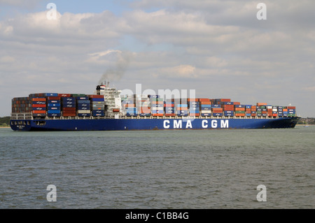 Le CMA CGM Otello navire transporteur de conteneurs au départ du sud de l'Angleterre Southampton UK Banque D'Images