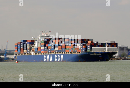 Le CMA CGM Otello navire transporteur de conteneurs au départ du sud de l'Angleterre Southampton UK Banque D'Images