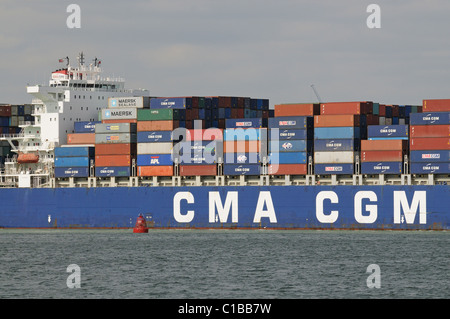 Le CMA CGM Otello navire transporteur de conteneurs au départ du sud de l'Angleterre Southampton UK Banque D'Images