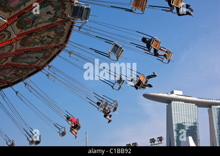 Manège Avec Marina Bay Sands dans l'arrière-plan. Marina Bay, Singapour. Banque D'Images