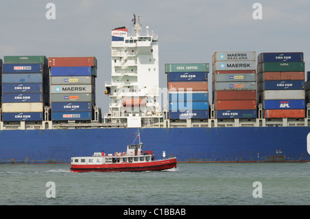 Le CMA CGM Otello navire transporteur de conteneurs au départ du sud de l'Angleterre Southampton UK aux côtés du traversier de passagers Hotspur Hythe Banque D'Images