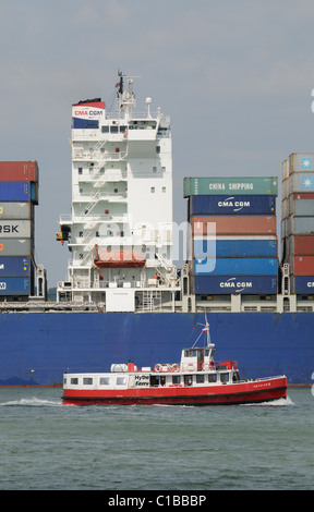 Le CMA CGM Otello navire transporteur de conteneurs au départ du sud de l'Angleterre Southampton UK aux côtés du traversier de passagers Hotspur Hythe Banque D'Images