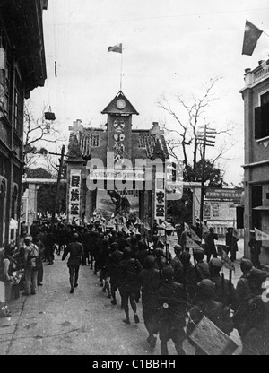 La guerre sino-japonaise des soldats chinois dans Shaokwan, capitale de la province de Kwangtung. Gate bannières sont un poème à la ville et à la province. Banque D'Images