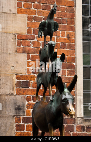 Une statue de bronze par Gerhard Marcks illustrant le musiciens de Brême situé à Brême, Allemagne. Banque D'Images