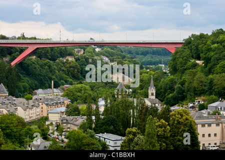 Vue sur la ville de Luxembourg avec la partie de la vieille ville et nouveau pont Grande-duchesse Charlotte Bridge Banque D'Images