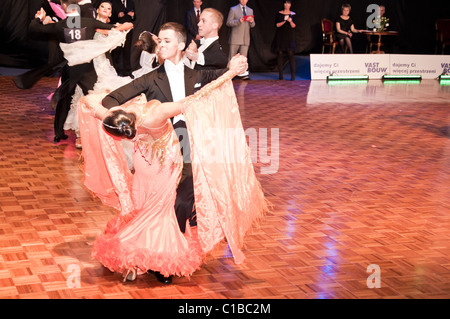 Danse valse lente des concurrents à la conquête de la danse Banque D'Images