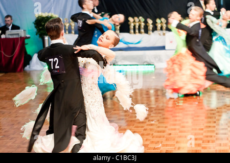 Danse valse lente des concurrents à la conquête de la danse Banque D'Images