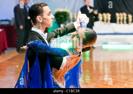 Danse valse lente des concurrents à la conquête de la danse Banque D'Images