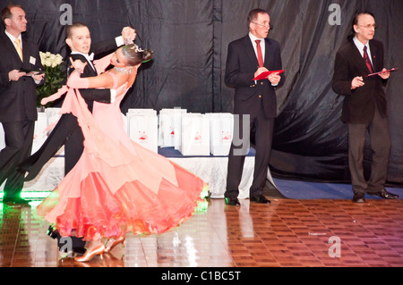 Danse valse lente des concurrents à la conquête de la danse Banque D'Images