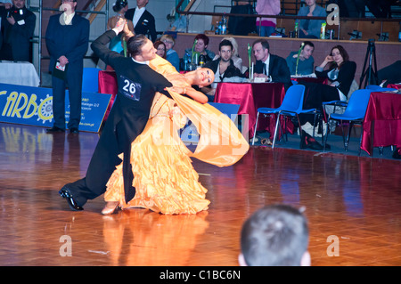 Danse valse lente des concurrents à la conquête de la danse Banque D'Images