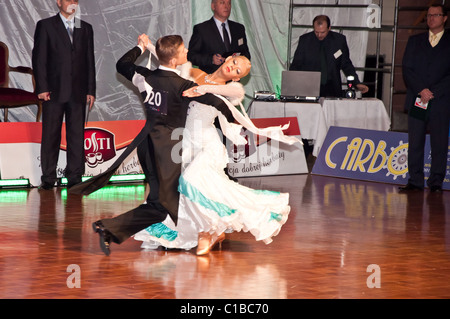 Danse valse lente des concurrents à la conquête de la danse Banque D'Images