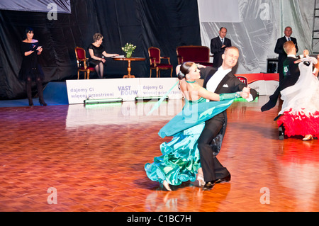 Danse valse lente des concurrents à la conquête de la danse Banque D'Images