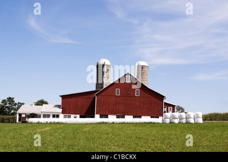 Ferme et maison Red Amish dans le comté de Lancaster, Pennsylvanie, États-Unis Banque D'Images