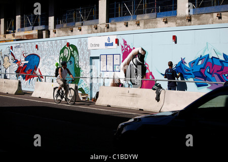 Les gens travaillent sur un mur de graffiti (juridique) Jardins à Highbury, 52 Holloway Road, Londres. Banque D'Images