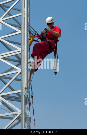 Danger travail en hauteur - réparation de l'antenne GSM. Banque D'Images