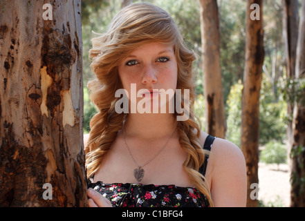 USA Un portrait of a Teenage girl à directement à l'appareil photo, entre un bosquet d'eucalyptus Banque D'Images