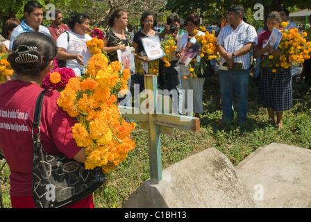 Les membres de la Commission de recherche pour les Honduriens à la fosse manquant d'un inconnu en migrants Arriaga, Chiapas, Mexique. Banque D'Images
