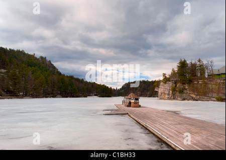 13 mars 2011 - New Paltz : lac gelé longue jetée Mohonk cliff aperçu de Mountain House, Mohonk sur tour Mohonk Mountain top loin Banque D'Images