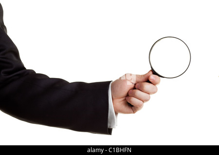 Main tenant une loupe isolé sur blanc. Banque D'Images