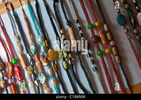 Bracelets souvenirs bon marché en vente dans un Resort en Indonésie Banque D'Images