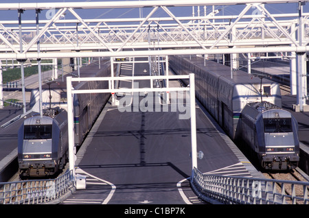 La France, Pas de Calais, Coquelles, terminal Eurotunnel, navettes dans la plate-forme Banque D'Images