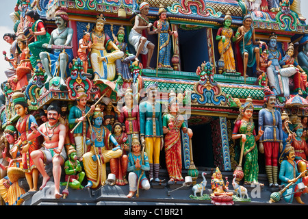 La colorée gopuram (tour d'entrée) de la Sri Mariamman Temple Hindou. Chinatown, Singapour Banque D'Images