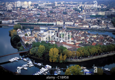 France, Saône et Loire, Chalon sur Saone, île sur la Saône (avec l'hôpital) en face de la vieille ville (vue aérienne) Banque D'Images