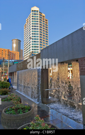 Homme marche en marche à travers Fontaine à Westlake Park Seattle Washington USA Banque D'Images