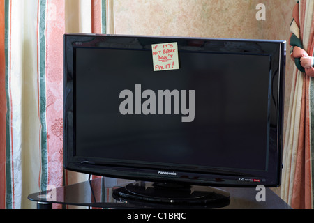 Si ce n'est pas cassé don't fix it post-it collé à la télévision dans le salon Banque D'Images