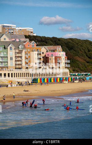 Les surfeurs sur la plage de Boscombe surf artificiel avec le controversé reef en Septembre Banque D'Images