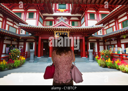 Tourist à l'entrée de l'Buddha Tooth Relic Temple and Museum, Chinatown, Singapour Banque D'Images